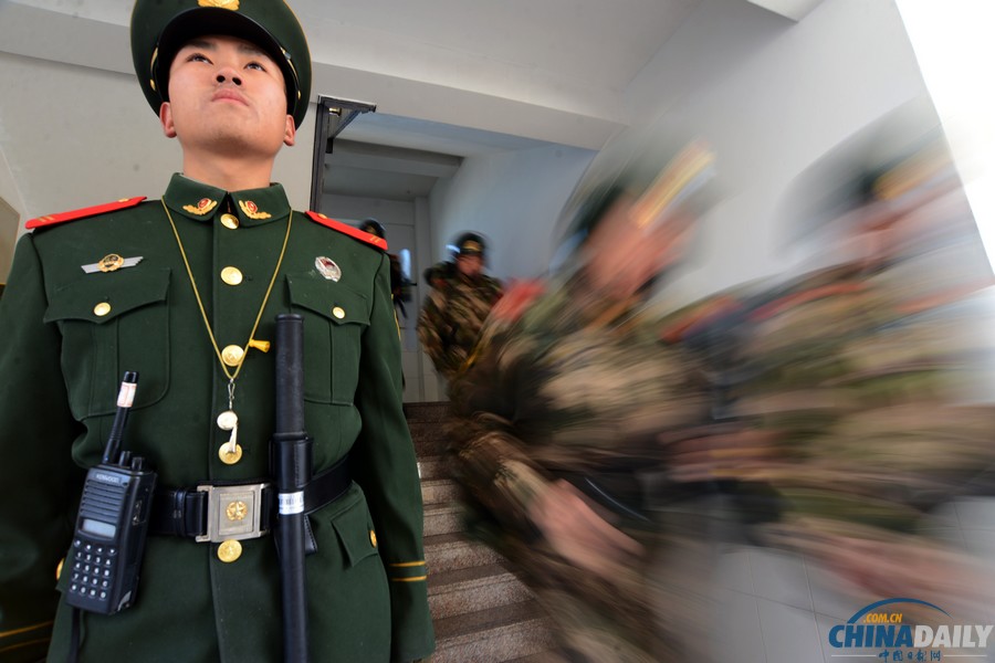 南京武警官兵綜合演練迎新年