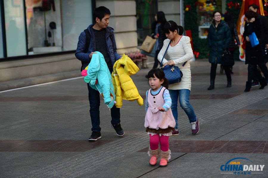 武漢現20℃高溫 市民脫去冬裝