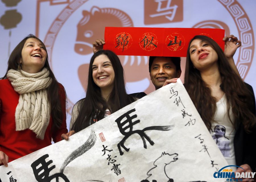 中外師生寫“馬”字包餃子 共迎中國年