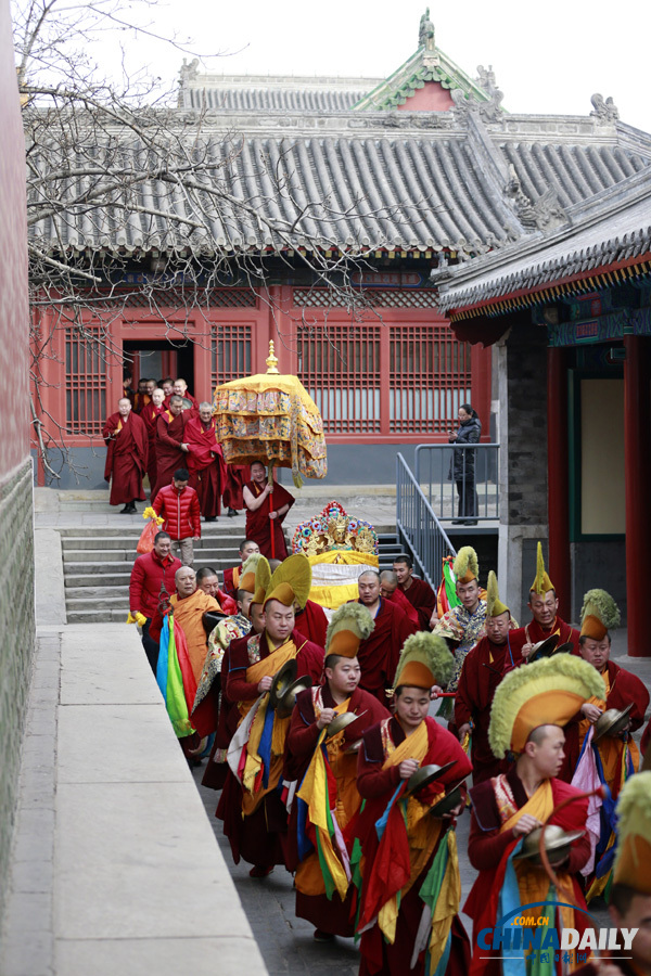 北京雍和宮祈愿大法會舉行繞寺儀式
