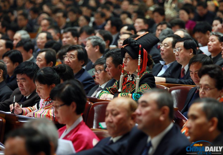 政協(xié)開(kāi)幕會(huì)為昆明暴力恐怖事件遇難者默哀