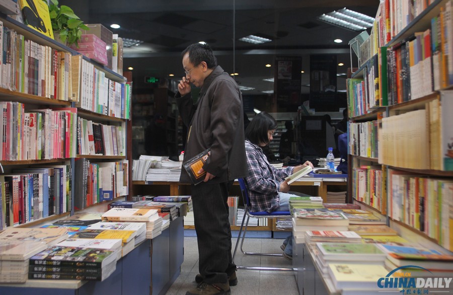 北京三聯(lián)韜奮書店24小時(shí)不打烊 愛書人有了深夜書房