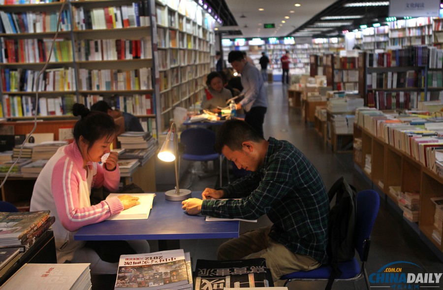 北京三聯(lián)韜奮書店24小時(shí)不打烊 愛書人有了深夜書房