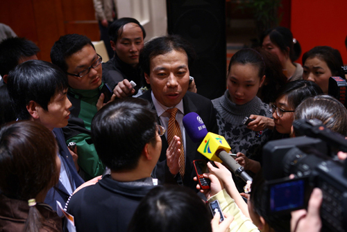 新華都聘請諾貝爾獲得者任院長 打造平民商學(xué)院