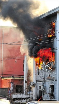 北京居民樓爆燃事故現(xiàn)場(chǎng)搜救結(jié)束(圖)