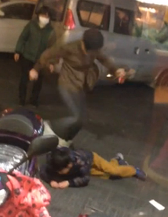 年輕女子連環爆踢男孩 最重的一腳踢在頭部