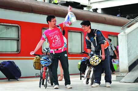 鐵路部門：今起坐火車不準攜帶自行車