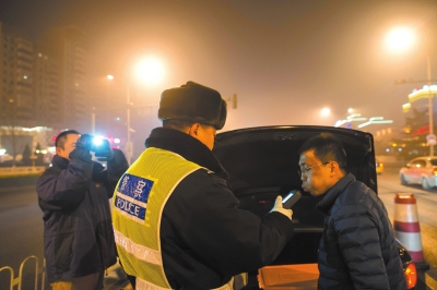 北京交管春節(jié)前將連續(xù)夜查酒駕 娛樂(lè)場(chǎng)所周邊設(shè)卡