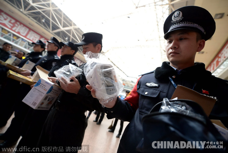 北京鐵警向一線民警發放醫療器材 啟動專項行動保障春運