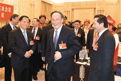 王岐山聽代表發(fā)言時插話：少說成績 多談問題
