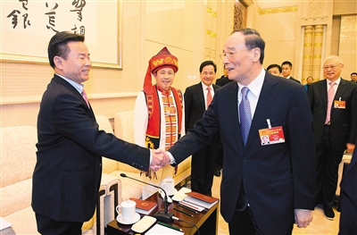 王岐山聽代表發(fā)言時插話：少說成績 多談問題