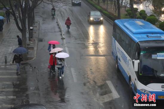 北京迎來今年首場春雨 致道路嚴重擁堵