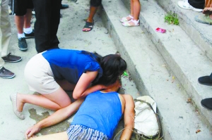 跪著嘴對嘴為溺水老人做人工呼吸 最美女孩找到了