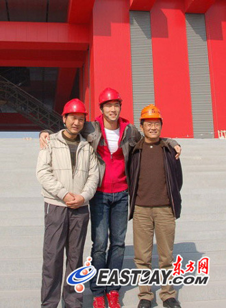 劉翔父子與孫海平首次聯合“觸電”為世博加油