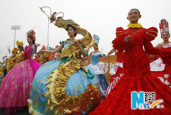 上海世博會(huì)北京活動(dòng)周花車(chē)巡游表演帶妝彩排