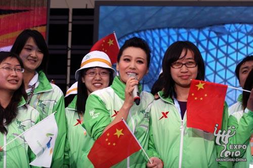世博志愿者宣傳大使譚晶演唱會(huì)在博覽廣場(chǎng)舉行