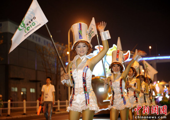 世博盛裝夜巡游 花車美女盡顯異域風情