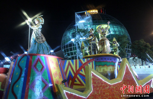 世博盛裝夜巡游 花車美女盡顯異域風情