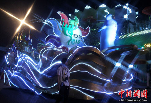 世博盛裝夜巡游 花車美女盡顯異域風情