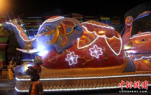 世博盛裝夜巡游 花車美女盡顯異域風情
