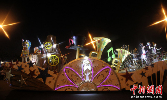 世博盛裝夜巡游 花車美女盡顯異域風情