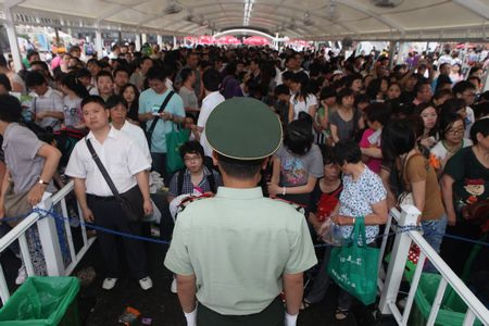 沙特館排隊(duì)由武警帶隊(duì)前進(jìn) 防止因擁擠而摔倒(圖)