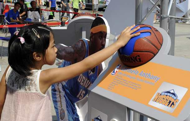 美國館外游客現場與NBA巨星