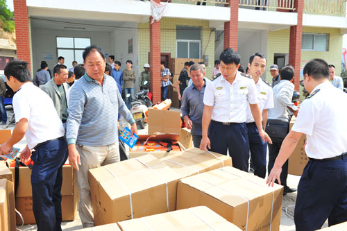 福建海事局向沿海渡口渡船免費贈送救生衣