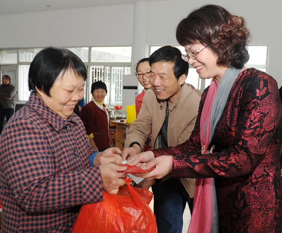 百名貧困母親收到慰問金(圖)