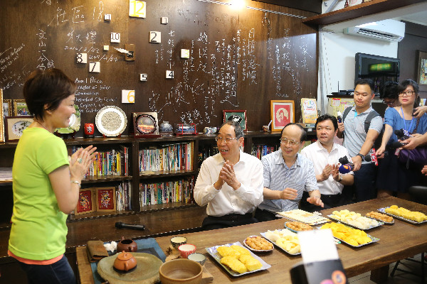 <BR>楊岳陪同尤權到臺北市文山區忠順社區進行基層居民交流