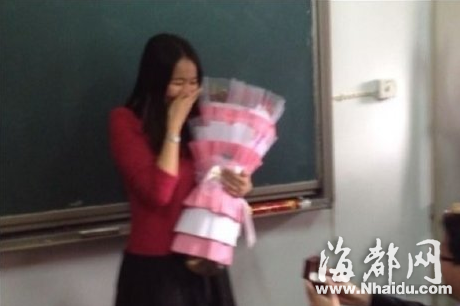 福師大美女教師課上被求婚 學生齊唱“嫁給我”