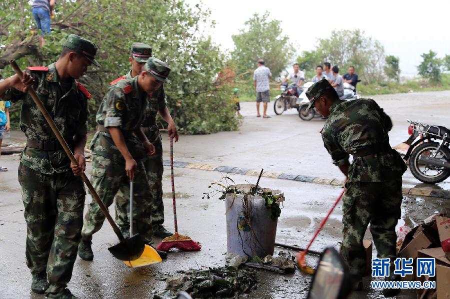 邊防官兵幫受災群眾恢復生產生活