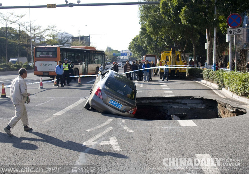 廣州科韻路發生地陷 一小轎車栽進坑里
