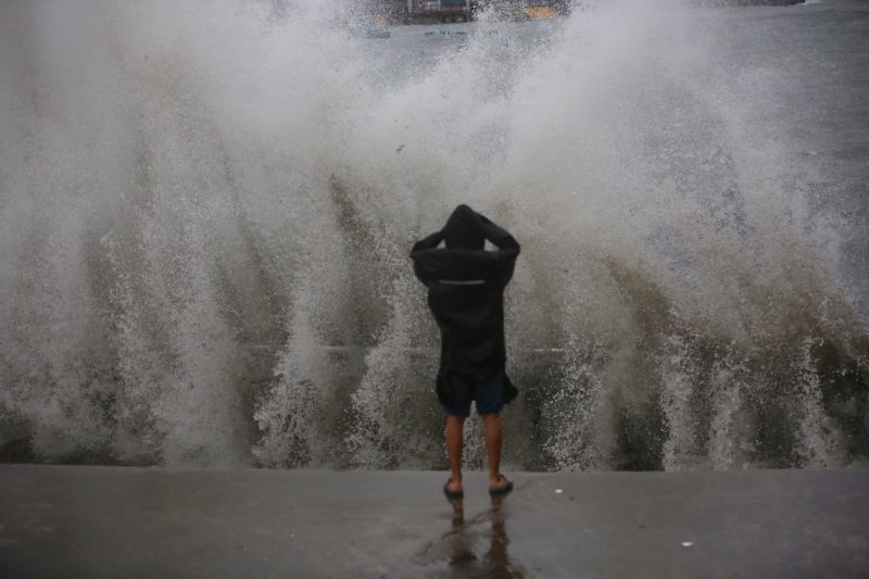 臺風(fēng)“妮妲”登陸深圳 全市進入暴雨防御狀態(tài)