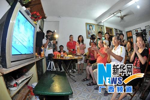南寧父老鄉親為何姿喝彩