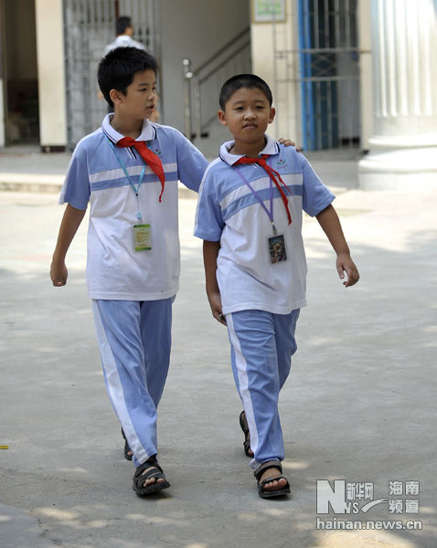 統(tǒng)一中小學(xué)校服惹爭議 網(wǎng)友:不收學(xué)費(fèi)改收衣費(fèi)