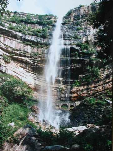 感受嵩山遺產魅力 戲水盧崖瀑布奇觀