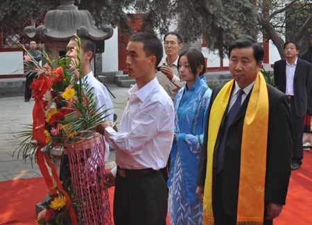 祭拜醫(yī)圣張仲景 弘揚千年中醫(yī)藥