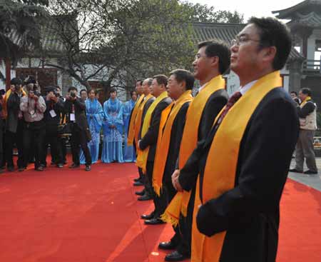 祭拜醫(yī)圣張仲景 弘揚千年中醫(yī)藥