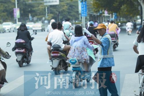 河南省高溫補貼每天10元 環衛工大媽稱沒聽說過