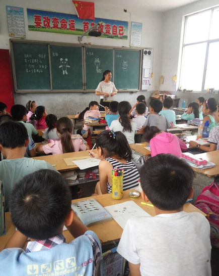 大學(xué)生志愿者愛心支教：讓留守兒童都如花般綻放