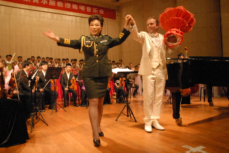 著名女高音歌唱家黃華麗河南師范大學放歌