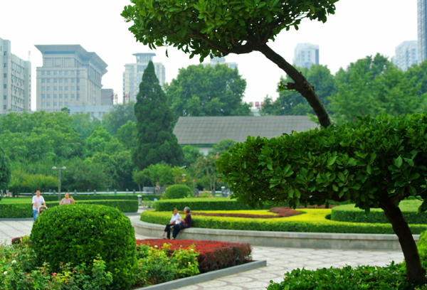 鄭州秋高氣爽 市民游園感受美景