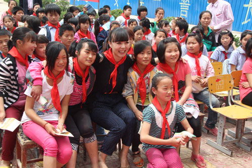 河南省愛心基金會與李靈希望小學共慶“六一”