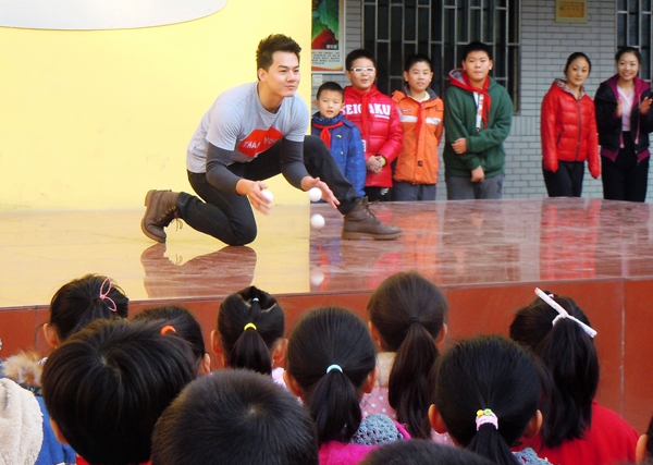 鄭州幸福路小學(xué)牽手舞影秀 給孩子舞動(dòng)多彩天空