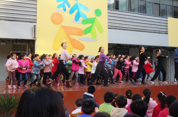 鄭州幸福路小學(xué)牽手舞影秀 給孩子舞動(dòng)多彩天空