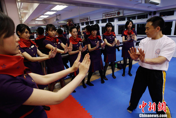 香港空姐大練詠春拳 一招一式有模有樣