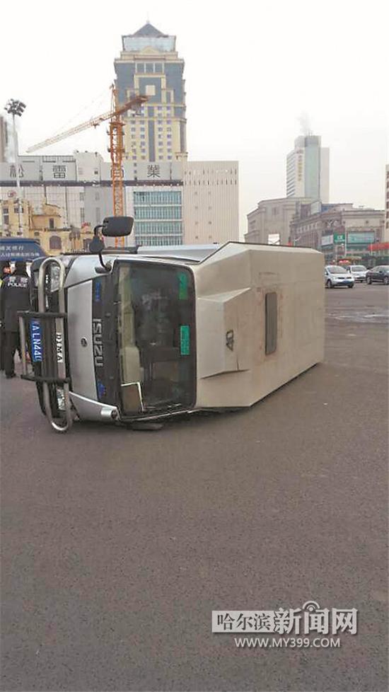 哈爾濱博物館轉盤道轎車撞翻運鈔車 巨款當街轉運(圖)