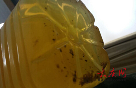 康師傅水蜜桃飲料驚現不明沉淀物 商家稱不知其因（圖）