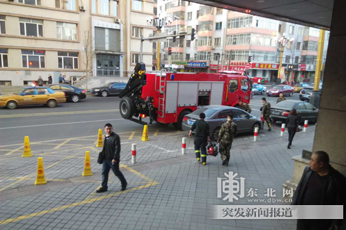 哈爾濱多人被困恒運大廈電梯內(nèi) 一女子昏迷送醫(yī)院急救